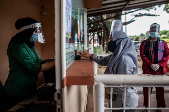Simulasi juga dilakukan di loket pembelian tiket. Petugas yang berjaga mengenakan masker dan face shield, sementara pengunjung juga diwajibkan mengenakan masker.