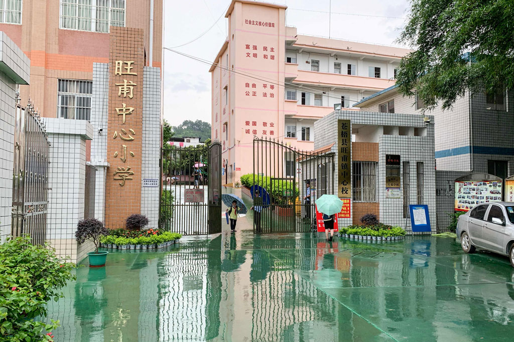 Sebanyak 37 siswa dan dua pegawai mengalami luka-luka akibat serangan orang bersenjata tajam di Sekolah Dasar Wangfu, Wuzhou, Daerah Otonomi Guangxi Zhuang, Tiongkok, Kamis, 4 Juni 2020. Sebanyak 37 korban mengalami luka ringan, sedangkan dua lainnya mengalami pendarahan.