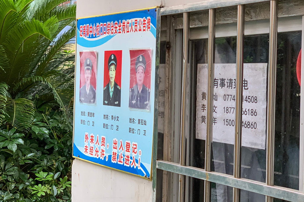 Pelaku yang diduga seorang berusia 50 tahun itu sehari-hari bekerja sebagai penjaga sekolahan tersebut. Polisi menahan pelaku bermarga Li itu. Belum diketahui motif pelaku melakukan serangan tersebut