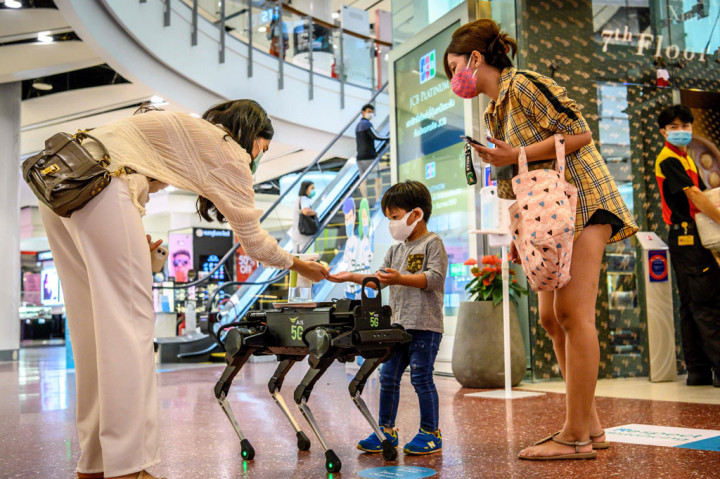 Robot anjing hi-tech tersebut dikendalikan menggunakan 5G, sebuah teknologi menjanjikan internet super cepat dan langsung dapat melakukan raksi saat diberi instruksi oleh operator.