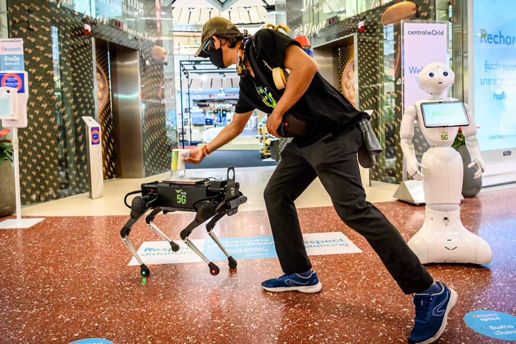 Meniru seekor anak anjing yang aktif, K9 berkeliaran di pusat perbelanjaan Central World di pusat Kota Bangkok, sehingga menarik perhatian anak-anak yang senang ingin mendapatkan gel dari botol yang menempel di punggungnya.
