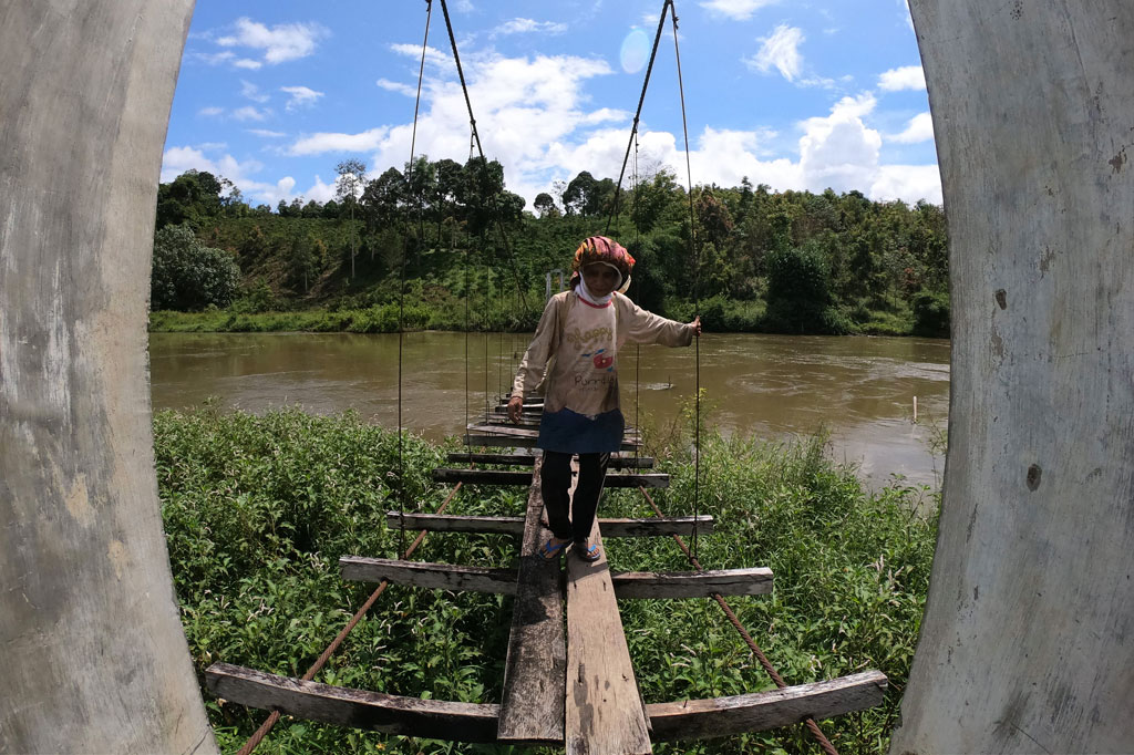 Menurut warga, sekitar 200 petani di desa tersebut terpaksa menyeberangi jembatan yang telah empat tahun lebih mengalami kerusakan parah untuk menuju lahan pertanian di seberang perkampungan tempat tinggal mereka.