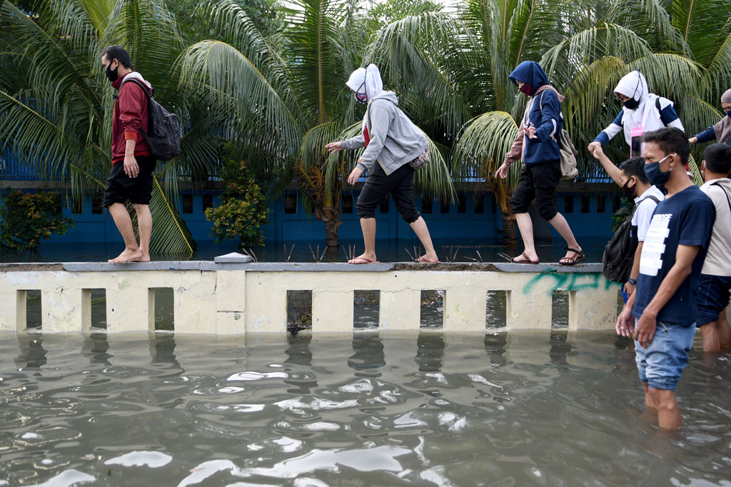 Menurut Badan Meteorologi, Klimatologi, dan Geofisika (BMKG) rob disebabkan oleh kondisi pasang air laut yang cukup tinggi di beberapa wilayah Indonesia akibat fase bulan purnama.