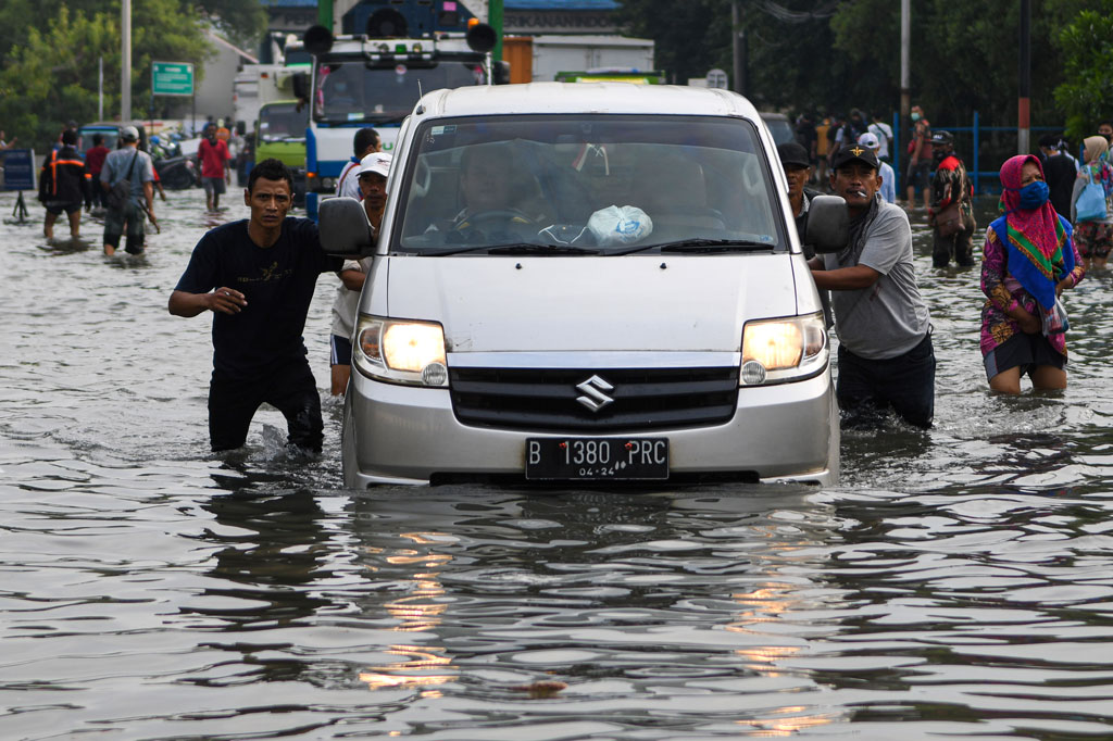 Potensi rob diperkirakan terjadi di daerah-daerah pantai berelevasi rendah seperti pesisir utara Jakarta, Pekalongan, Cirebon, dan Semarang.