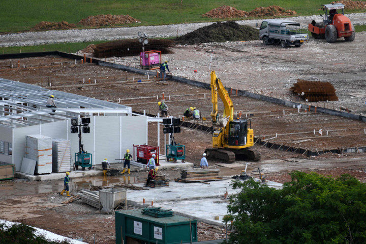Pemerintah Singapura membangun perumahan tambahan untuk ribuan pekerja migran, dalam upaya mengurangi kepadatan di asrama-asrama setelah melihat wabah massal infeksi virus korona (covid-19).