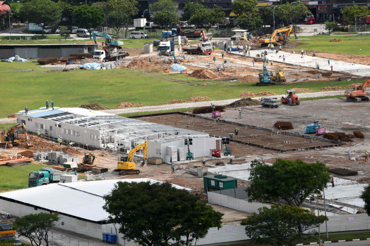 Negara berpenduduk 5,7 juta orang itu memiliki lebih dari 35 ribu kasus covid-19, salah satu jumlah kasus terbesar di Asia. Sebagian besar kasus covid-19 di Singapura disebabkan oleh penularan yang terjadi di asrama-asrama yang sempit dengan tempat tidur susun yang menampung lebih dari 300 ribu orang, yang sebagian besar adalah pekerja migran dari Asia Selatan.