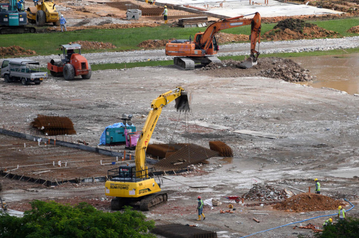 Singapura akan menciptakan ruang tambahan melalui struktur sementara yang dapat disatukan dengan cepat dalam bentuk modular. Ruang tambahan itu juga sementara akan memanfaatkan properti negara yang tidak digunakan, seperti bekas sekolah dan pabrik kosong, kata kementerian tenaga kerja dan pembangunan nasional Singapura.