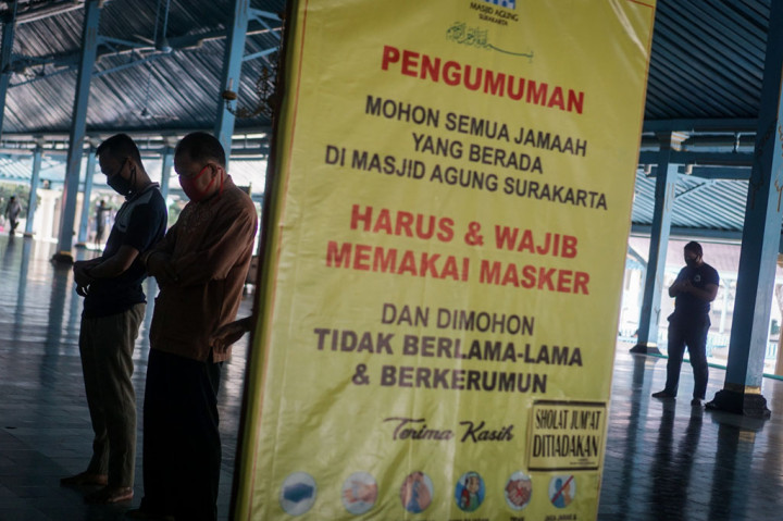Warga menunaikan Salat Zuhur di Masjid Agung, Solo, Jawa Tengah, Jumat, 5 Juni 2020.
