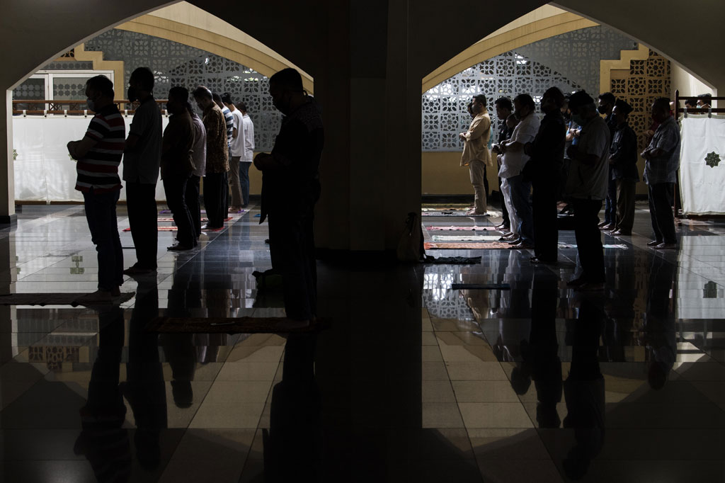 Di samping itu, saat khatib mulai menyampaikan khotbah pengurus masjid menutup pintu masuk masjid dan mempersilakan warga yang terlambat datang mengikuti salat di selasar dan halaman masjid dengan menerapkan protokol kesehatan, khususnya menyangkut jarak aman antarjemaah.