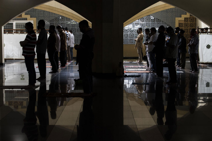 Di samping itu, saat khatib mulai menyampaikan khotbah pengurus masjid menutup pintu masuk masjid dan mempersilakan warga yang terlambat datang mengikuti salat di selasar dan halaman masjid dengan menerapkan protokol kesehatan, khususnya menyangkut jarak aman antarjemaah.
