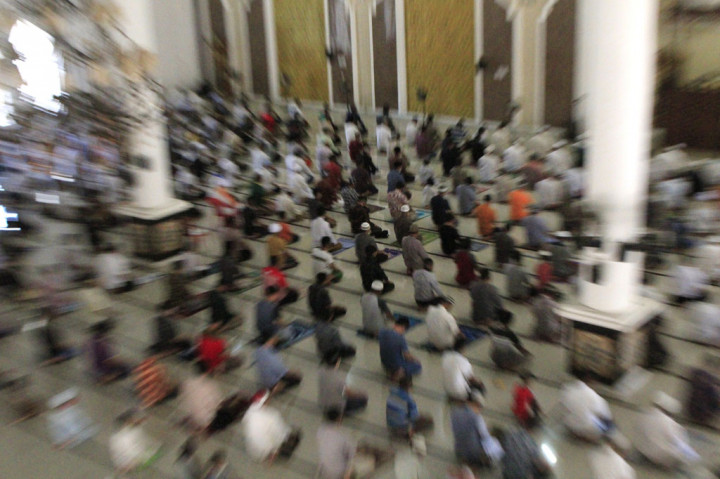 Umat Muslim menunaikan Salat Jumat berjamaah dengan menerapkan jaga jarak di Masjid Raya Nurussa'adah, Kota Kupang, NTT, Jumat, 5 Juni 2020. 