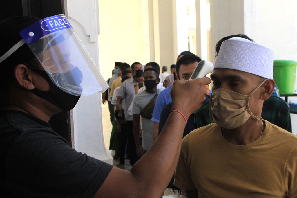 Pelaksanaan Salat Jumat berjamaah di masjid tersebut kembali digelar setelah dua bulan lebih ditiadakan dengan mentaati protokol kesehatan pencegahan covid-19 seperti menggunakan masker, mencuci tangan, melakukan tes suhu tubuh, dan menjaga jarak saat salat. 