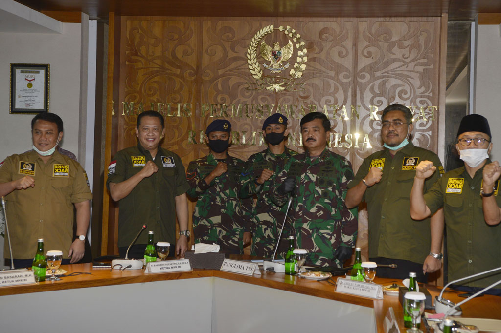 Serka Mes Moh. Sangidun dan Kopda Bah Dameanus Luka Hera merupakan anggota TNI Angkatan Laut Lanal Maumere di wilayah Kabupaten Sikka, Maumere, Flores, Nusa Tenggara Timur (NTT).