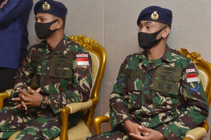 Keduanya menjadi pahlawan bagi masyarakat nelayan pesisir di Larantuka, Pantai Timur Pulau Flores, NTT, yang terkena dampak pandemi covid-19 dengan rasa kemanusiaan membagikan paket sembako menggunakan uang THR dari KSAL dan Komandan Lantamal VII.