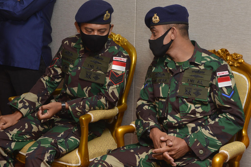 Bamsoet mengatakan tindakan kedua prajurit TNI tersebut patut diteladani termasuk para Pimpinan MPR RI karena keduanya dengan ikhlas membantu sesama. 