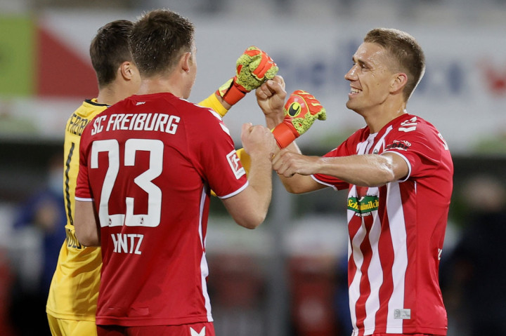 Gol tunggal yang dibukukan Nils Petersen menjaga asa Freiburg untuk tampil di Liga Europa, sekaligus mengamankan kemenangan 1-0 atas Borussia Moenchengladbach dalam pertandingan Liga Jerman yang dimainkan di Stadion Schwarzwald. Freiburg, Sabtu, 6 Juni 2020 dini hari WIB.
