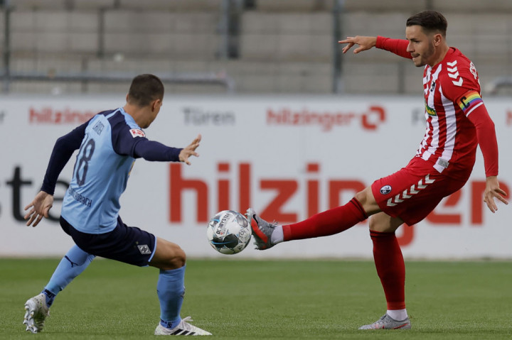 Tim tamu tampil lebih agresif pada sebagian besar jalannya babak pertama. Namun serangan-serangan mereka dapat dimentahkan barisan pertahanan tuan rumah.