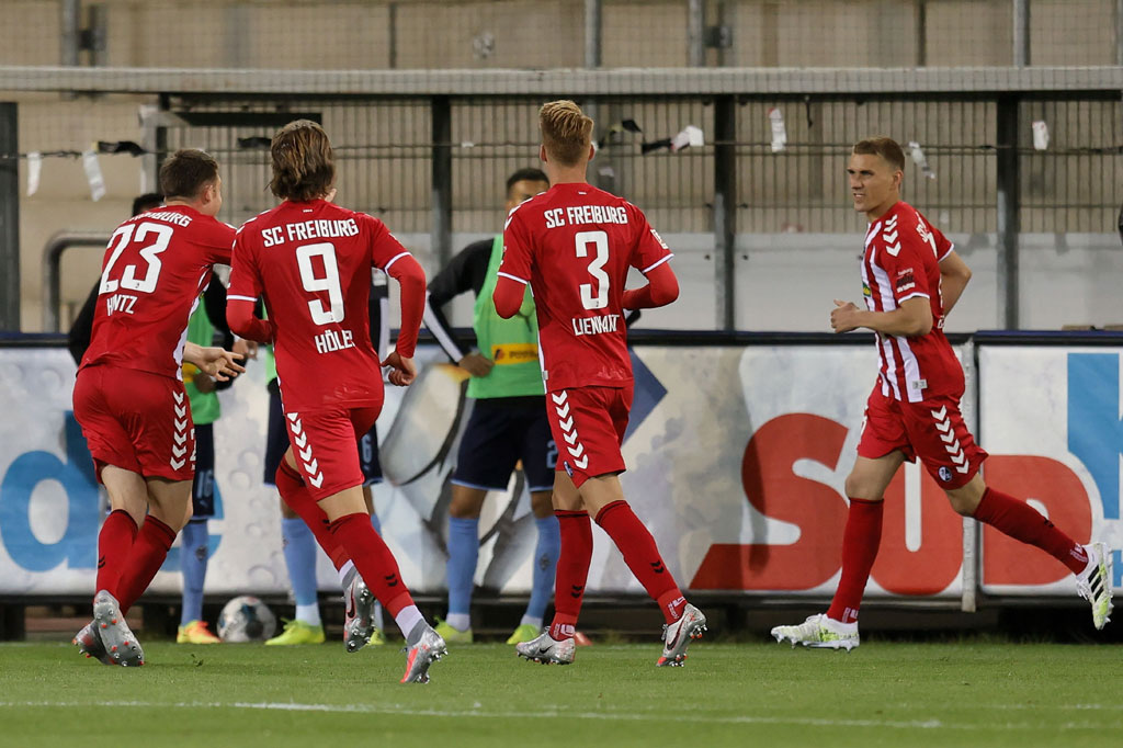 Gladbach terus menguasai jalannya permainan pada babak kedua. Namun justru Freiburg yang memecah kebuntuan pada menit ke-58 melalui pemain pengganti Petersen, yang menanduk bola tendangan bebas Vincenzo Grifo untuk bersarang ke gawang Gladbach.