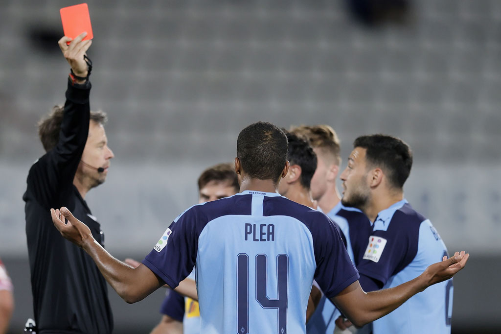 Situasi semakin bertambah berat bagi Gladbach ketika Plea mendapatkan kartu kuning keduanya di laga ini akibat melanggar Robin Koch.