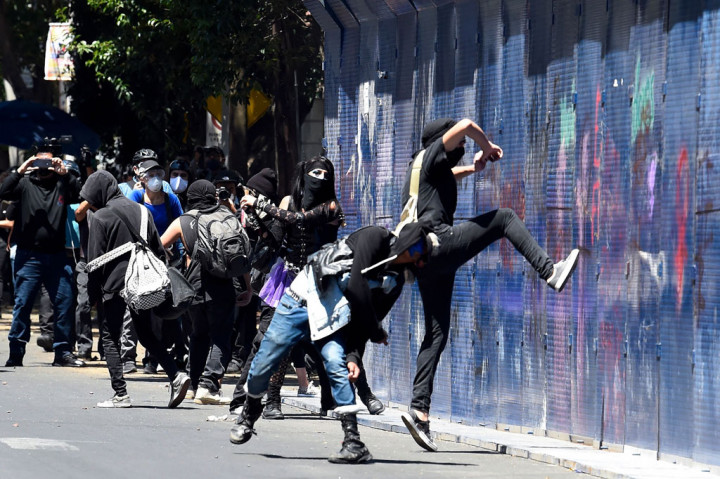 Para pemrotes menuntut agar pihak berwenang bertanggung jawab atas kematian Giovanni Lopez, yang tewas di tahanan polisi di wilayah barat negara bagian Jalisco bulan lalu.