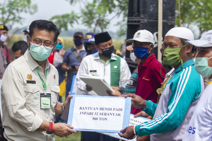 Mentan juga secara simbolis menyalurkan bantuan kepada kelompok tani berupa alsintan traktor roda dua, traktor roda 4, pompa air combine harvester, serta power threser. Bantuan lainnya ialah benih kelapa genjah, benih padi inpari, KUR mikro senilai Rp25 juta, dan KUR kostraling senilai Rp500 juta.