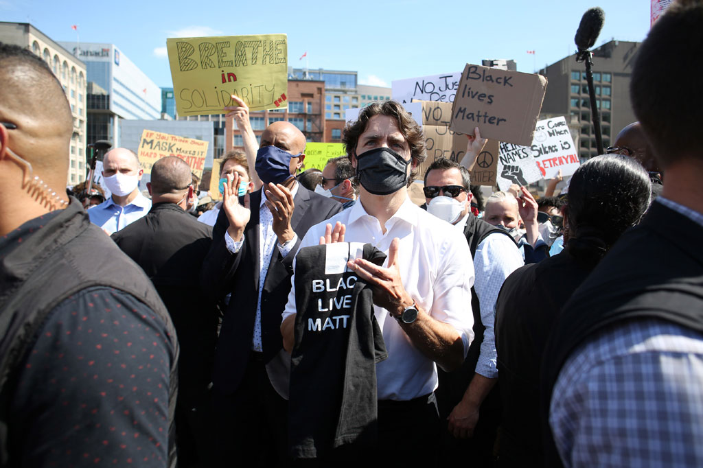 Tampilnya Trudeau di depan umum jarang dilakukan sejak merebaknya pandemi virus korona (covid-19). Aksi berlutut tersebut sebagai kecaman atas kekerasan polisi di Minnesota yang mengakibatkan kematian seorang pria kulit hitam tak bersenjata.