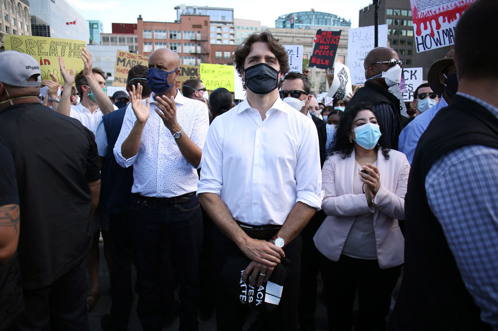Trudeau, memegang kaus 'Lives Hitam Materi', meneriakkan yel-yel dari balik masker bersama pengunjuk rasa hanya beberapa blok dari Kedutaan AS. Dia kemudian berdiri diam selama delapan menit dan 46 detik.