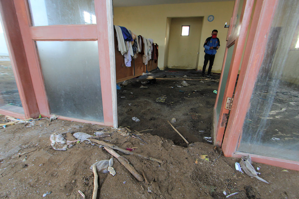 Pascabanjir rob akibat gelombang tinggi beberapa hari lalu membuat sejumlah rumah warga, warung dan sebuah musala yang berada di pesisir pantai tertimbun pasir setinggi 50 cm.