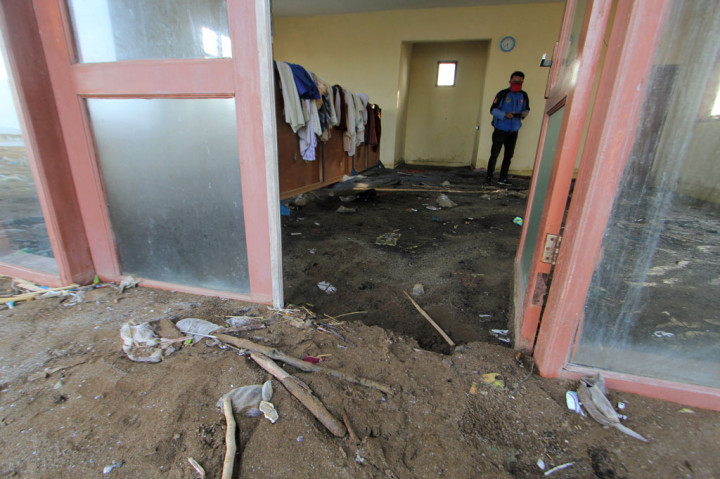 Pascabanjir rob akibat gelombang tinggi beberapa hari lalu membuat sejumlah rumah warga, warung dan sebuah musala yang berada di pesisir pantai tertimbun pasir setinggi 50 cm.