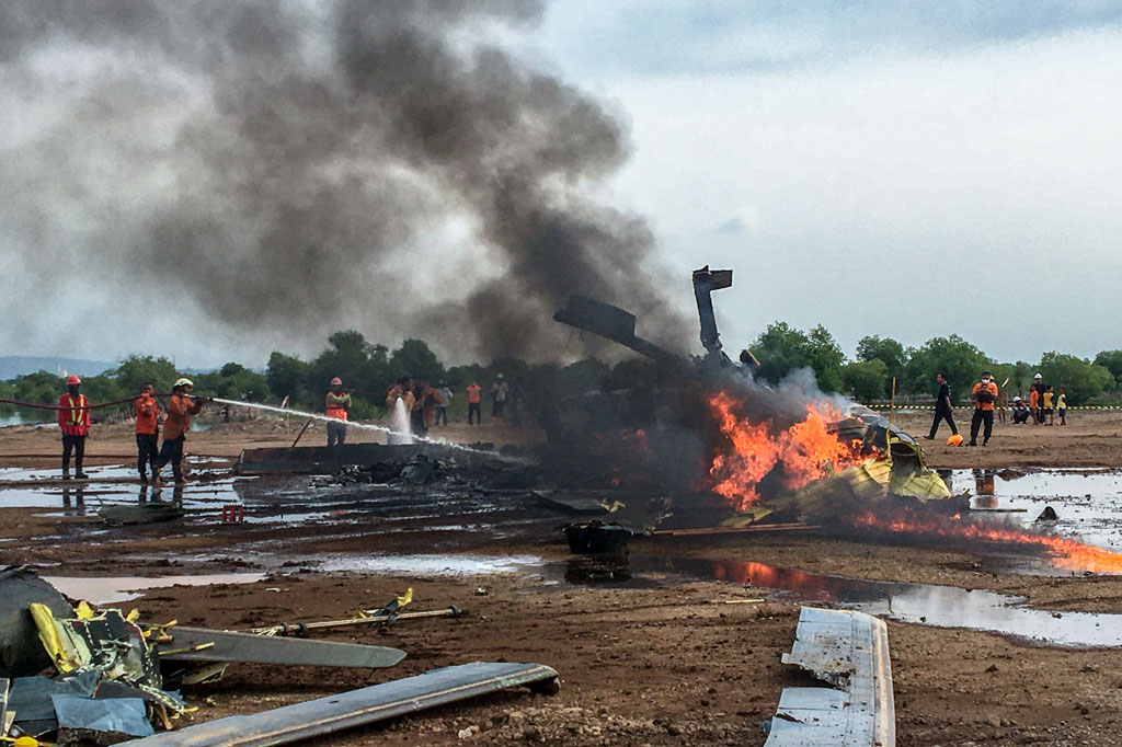 Petugas berupaya memadamkan api dari sebuah helikopter yang jatuh di Kawasan Industri Kendal (KIK), Kabupaten Kendal, Jawa Tengah, Sabtu, 6 Juni 2020. 