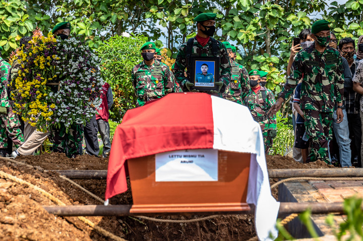Sejumlah prajurit TNI bersiap saat prosesi pemakaman Lettu Wisnu Tia Aruni di Tempat Pemakaman Umum Kembangarum (Bergota II), Semarang, Jawa Tengah.