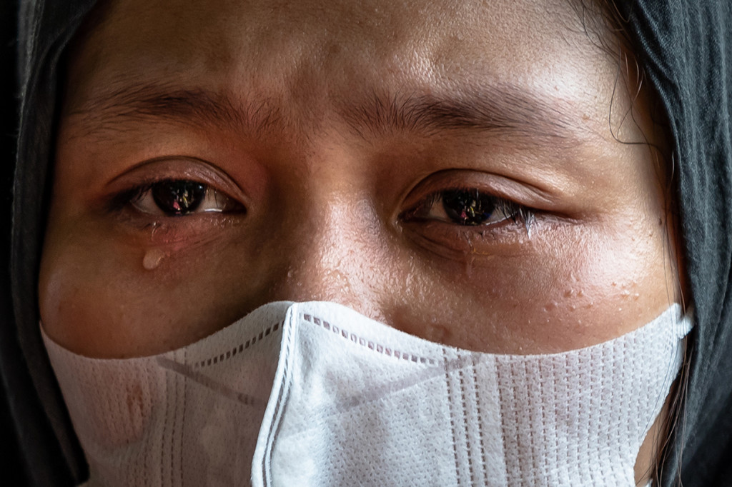 Istri almarhum Lettu Wisnu Tia Aruni, Yuanita Rahmawati menitikkan air mata saat prosesi pemakaman suaminya di Tempat Pemakaman Umum Kembangarum (Bergota II), Semarang, Jawa Tengah.
