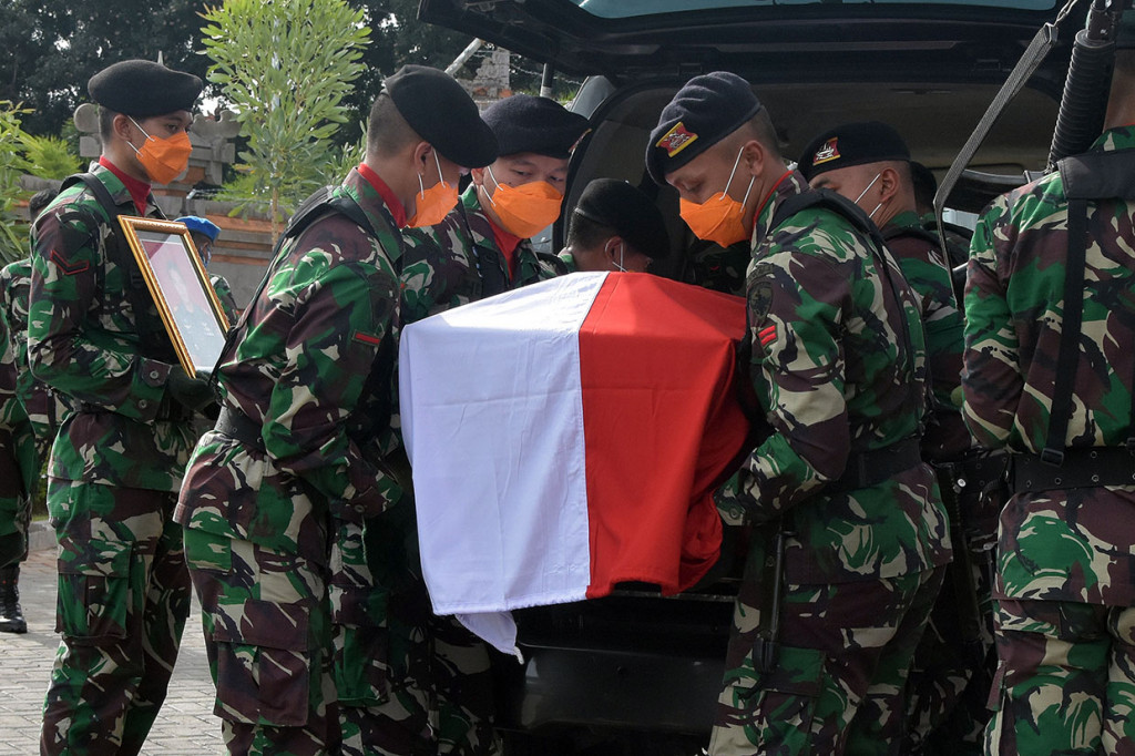 Prajurit TNI AD menggotong peti berisi jenazah Kapten Cpn I Kadek Udi Suardiasa yang merupakan korban tewas dalam kecelakaan Helikopter MI-17 milik TNI AD, setibanya di Bandara Ngurah Rai, Badung, Bali.