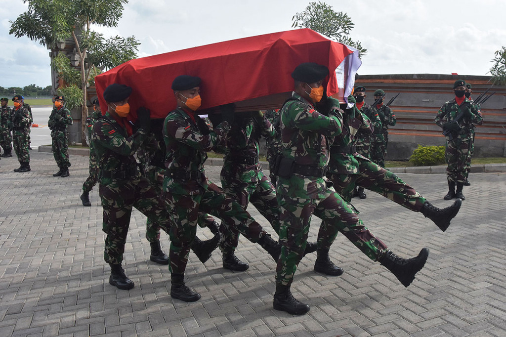 Prajurit TNI AD memanggul peti berisi jenazah Kapten Cpn I Kadek Udi Suardiasa yang merupakan korban tewas dalam kecelakaan Helikopter MI-17 milik TNI AD, setibanya di Bandara Ngurah Rai, Badung, Bali.