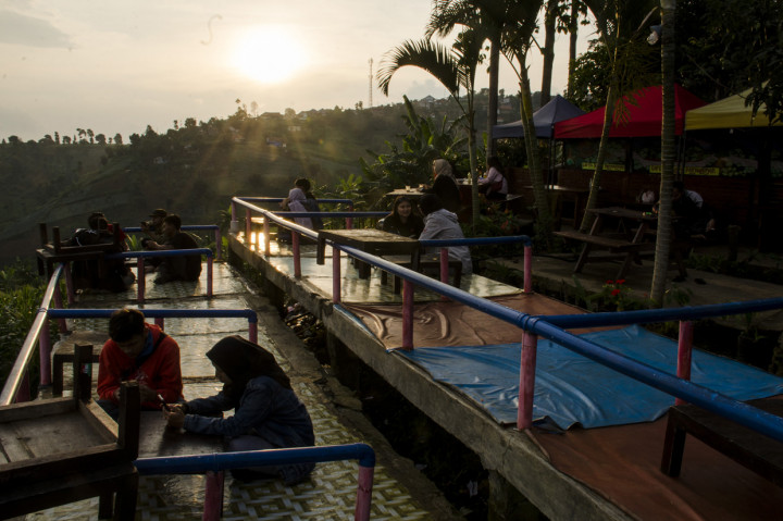 Kawasan Wisata perbukitan Cartil yang kembali dibuka terlihat ramai pengunjung karena menjadi salah satu kawasan yang siap memulai tatanan normal baru dan tidak termasuk dalam PSBB Parsial di Kabupaten Bandung.