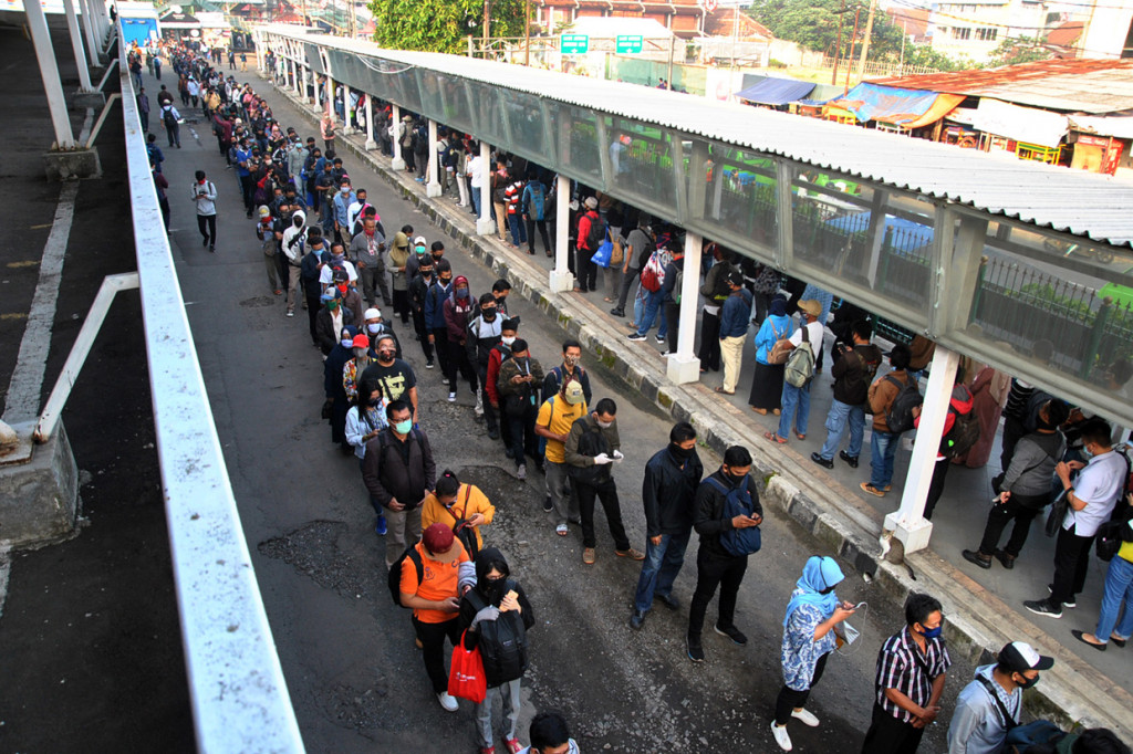Ratusan calon penumpang KRL Commuter Line mengantre menuju pintu masuk Stasiun Bogor di Jawa Barat. ANTARA Foto/Arif Firmansyah
