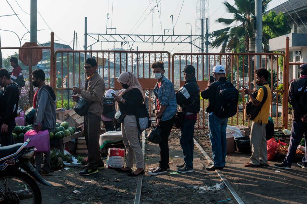 Sejumlah calon penumpang KRL Commuter Line antre hingga ke jalan raya di Stasiun Rangkasbitung, Lebak, Banten. ANTARA Foto/Muhammad Bagus Khoirunas