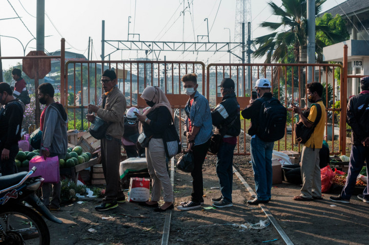 Sejumlah calon penumpang KRL Commuter Line antre hingga ke jalan raya di Stasiun Rangkasbitung, Lebak, Banten. ANTARA Foto/Muhammad Bagus Khoirunas