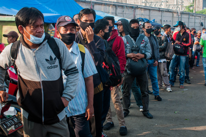 Para calon penumpang KRL Commuter Line yang didominasi pekerja di Ibu kota tersebut terpaksa mengantre sejak dini hari akibat pembatasan penumpang dalam gerbong KRL. ANTARA Foto/Muhammad Bagus Khoirunas