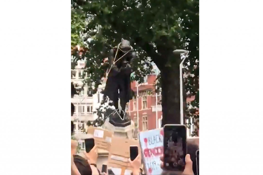 Demonstran di Inggris merobohkan dan melempar patung pedagang budak Edward Colston ke Pelabuhan Bristol saat protes Black Lives Matter terkait kematian George Floyd.