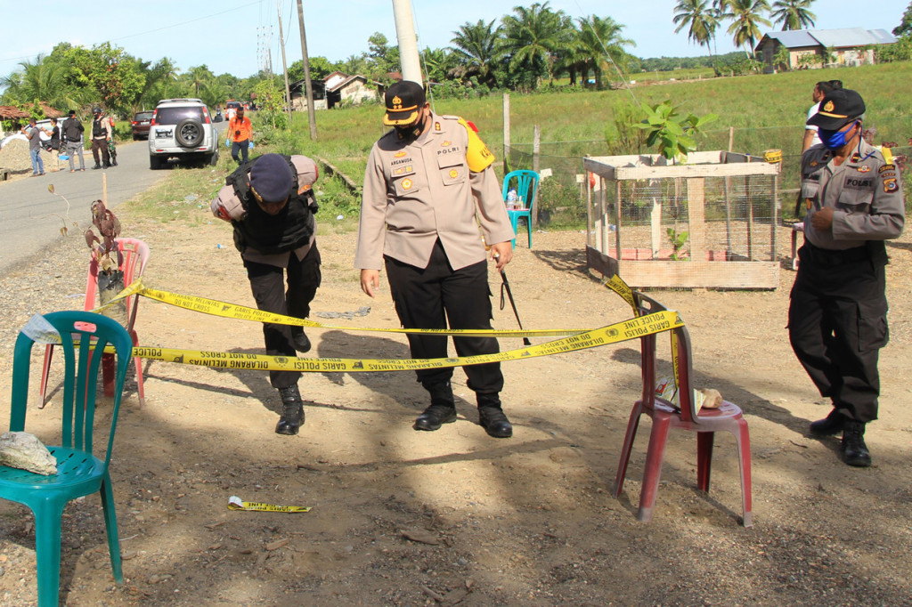 Kapolres Aceh Barat AKBP Andrianto Agramuda (tengah) melihat lokasi tempat kejadian perkara pelemparan granat oleh orang tidak dikenal (OTK) di rumah salah satu Anggota DPRK Aceh Barat di Desa Alue Perman, Kecamatan Woyla Barat, Kabupaten Aceh Barat, Aceh.