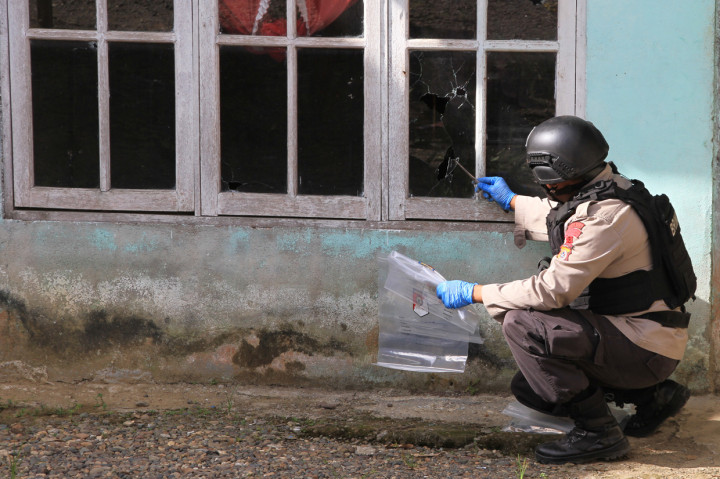Namun, ledakan menyebabkan beberapa bagian jendela rumah korban dan rumah tetangga rusak.

