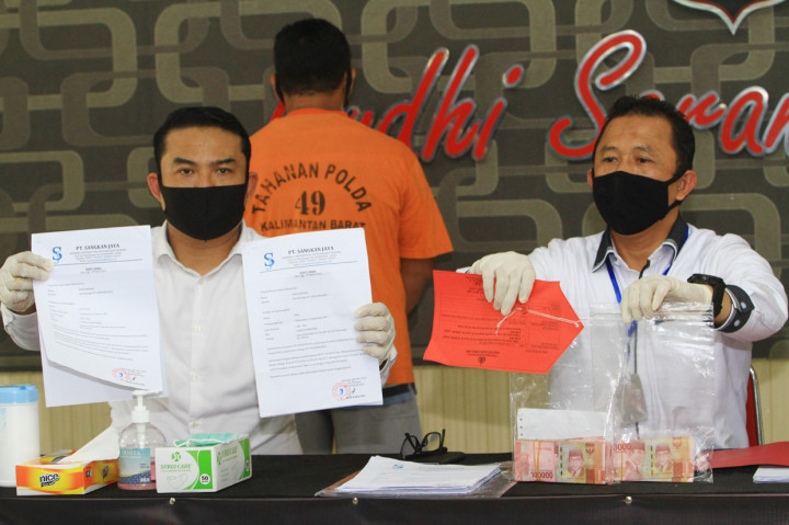 Ditkrimum Polda Kalbar bersama Tim Gugus Covid-19 menangkap MFD dan STR yang menjual 38 dokumen surat tugas kerja palsu serta surat bebas COVID-19 untuk 38 calon penumpang Lion Air tujuan Pontianak-Jakarta juga menyita uang senilai Rp24 juta dan dua lembar resi pembayaran uang tiket Lion Air masing-masing senilai Rp25 Juta dan Rp16,8 Juta. 