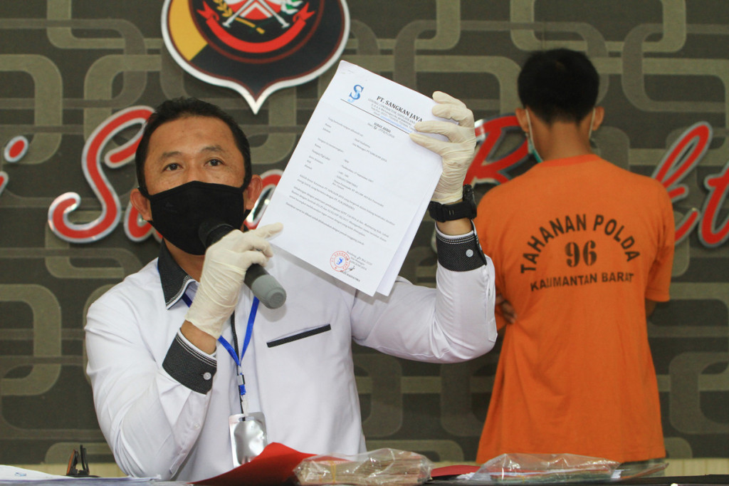Direktur Reskrimum Polda Kalbar Kombes Pol Veris Septiansyah (kanan) dan Kasubdit 3 Ditreskrimum Polda Kalbar AKBP Fauzan Sukmawansyah (kiri) memperlihatkan barang bukti dari kasus pemalsuan surat perjalanan udara di Mapolda Kalbar.