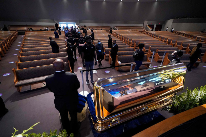Ribuan pelayat melakukan penghormatan terakhir terhadap mendiang George Floyd di Gereja Fountain of Praise di Houston, Texas, Senin, 8 Juni 2020 waktu setempat.