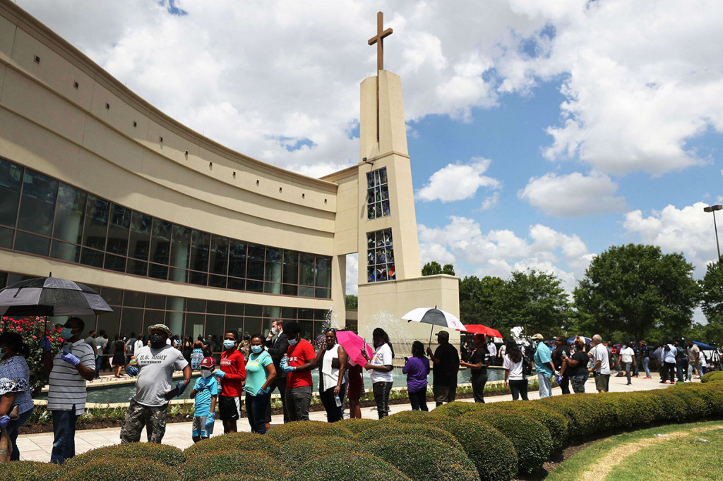 Upacara selama enam jam di Gereja Fountain of Praise - yang dihadiri lebih dari 6.000 orang, kata panitia - adalah tahap terakhir dari serangkaian upacara penghormatan kepada Floyd sebelum ia dimakamkan pada Selasa di samping makam ibunya di kampung halaman Houston.
