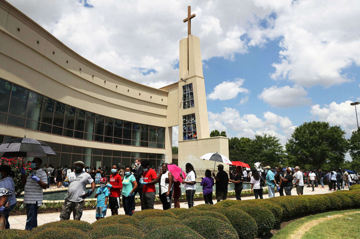 Upacara selama enam jam di Gereja Fountain of Praise - yang dihadiri lebih dari 6.000 orang, kata panitia - adalah tahap terakhir dari serangkaian upacara penghormatan kepada Floyd sebelum ia dimakamkan pada Selasa di samping makam ibunya di kampung halaman Houston.