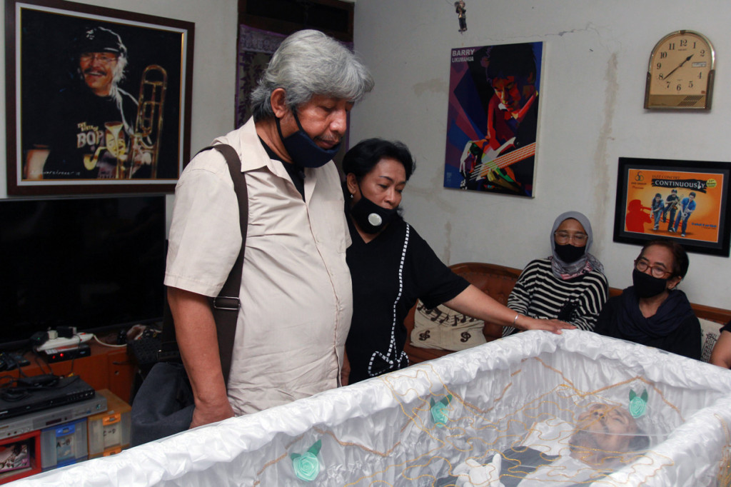 Keluarga dan kerabat berada di samping peti jenazah musisi legendaris Benny Likumahuwa di Ciputat, Tangerang Selatan, Banten.