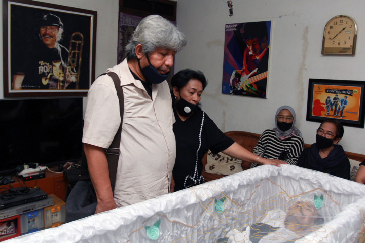 Keluarga dan kerabat berada di samping peti jenazah musisi legendaris Benny Likumahuwa di Ciputat, Tangerang Selatan, Banten.