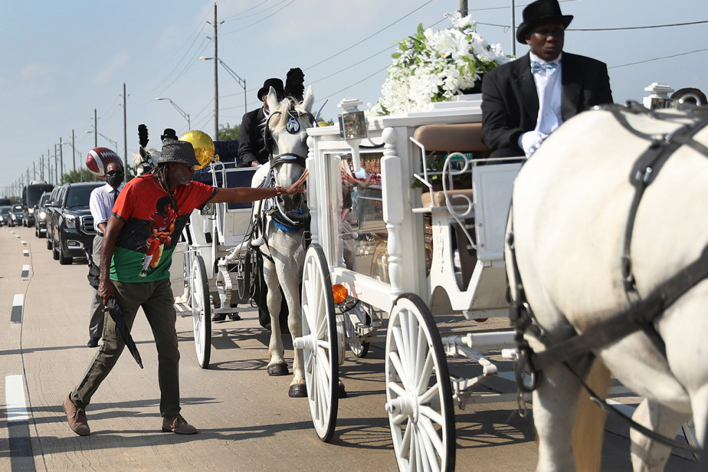 Mendiang George Floyd dimakamkan di pemakaman Houston Memorial Gardens di Pearland, Texas, Selasa, 9 Juni 2020 waktu setempat. Warga AS keturunan Afrika tersebut dimakamkan di samping pusara ibunya.